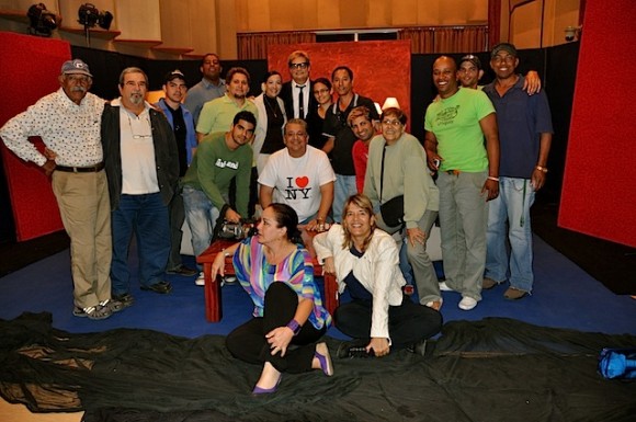 Con el equipo de realización de "Con 2 que se quieran", programa que conduce Amaury Pérez. Foto: Petí