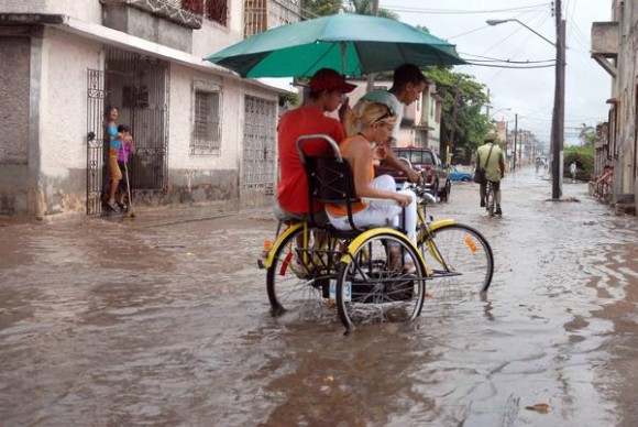 Las fuertes lluvias caídas en la ciudad de Holguín, el 27 de mayo de 2011, provocaron inundaciones en un área de la ciudad.  AIN FOTO/Juan Pablo CARRERAS/sdl