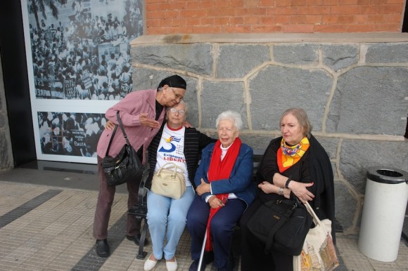 En la entrada del Memorial de la Resistencia, de izquierda a Derecha: Damaris Lucena, Magali Llort, Elsa Lobos y Clara Sharf.  