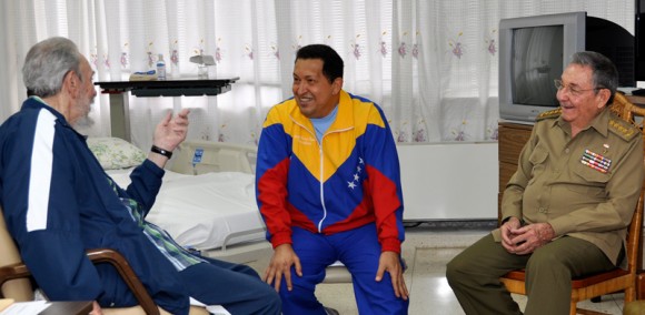 Fidel y Raúl visitan a Chávez. Foto: Estudios Revolución