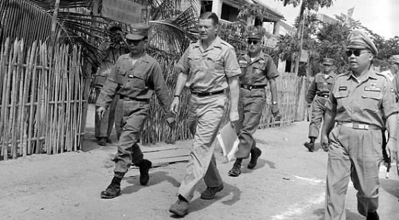 Los Papeles del Pentágono fueron comisionados por el Secretario de Defensa Robert McNamara en 1967. McNamara, centro, inspecciona la formación de los vietnamitas unidades de guardia civil en Canción de Mao, a 100 kilómetros al este de Saigón, Vietnam. Está acompañado por el coronel Nguyen Hoang Quoc, jefe de la provincia de Binh Thuan. Más información: todas las 7.000 páginas del informe una vez al secreto