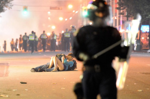 La pareja al parecer besar durante los disturbios de Vancouver. El hombre ha sido nombrado como el australiano Scott Jones. Foto: Rich Lam / Getty Images