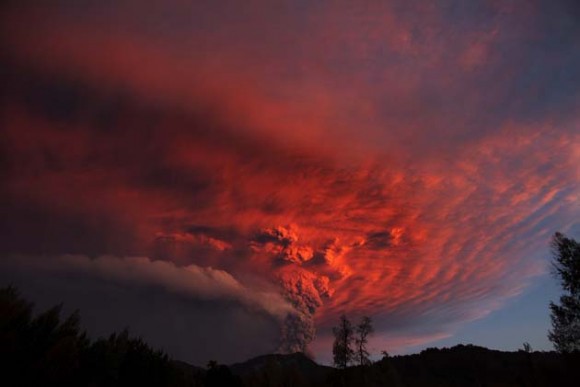 Vista de hoy, domingo 5 de junio de 2011, de la erupción del complejo volcánico Puyehue - Cordón Caulle en Riñinahue (Chile), que entró ayer en erupción en el sur de Chile y obligó a ordenar la evacuación de unas 3.500 personas de los alrededores, mientras la columna de humo se eleva ya a diez kilómetros de altura y las cenizas han comenzado a llegar a Argentina. EFE/Ian Salas