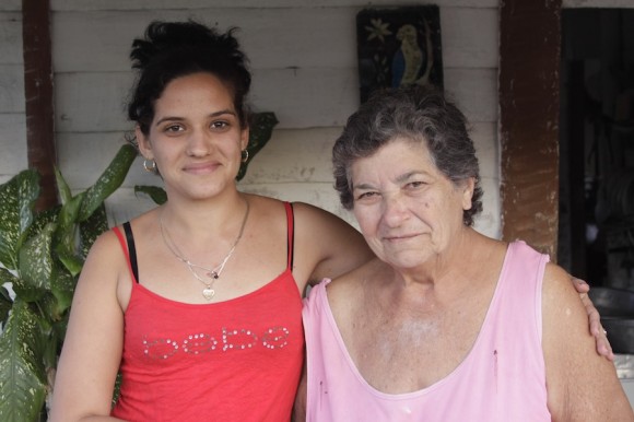 Yeni y Consuelo, su abuela. Foto: Alejandro Ramírez Anderson