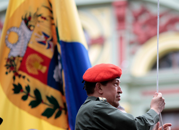 El presidente de la República Bolivariana de Venezuela, Hugo Chávez, llegó a la Plaza Bolívar de Caracas para participar en los actos conmemorativos del 200 aniversario de la izada del pabellón patrio. Fotos: Prensa Miraflores.
