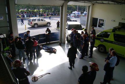 Imagen del lugar donde fue asesinado Facundo Cabral. El cadáver del cantautor reposa cerca del coche que conducía cuando fue tiroteado. (Foto: EFE, Carlos Perez)