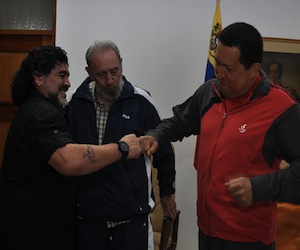 Maradona hace votos por Fidel y Chávez