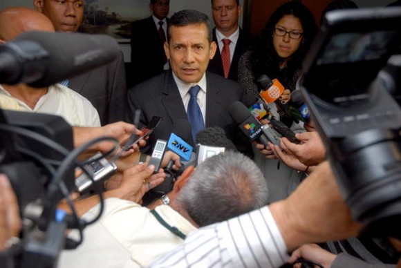 Ollanta Moisés Humala Tasso (C), presidente electo de la República del Perú, ofreció declaraciones a la prensa, en el Aeropuerto Internacional “José Martí”, en La Habana, Cuba, momentos antes de partir de regreso a su país, el 19 de julio de 2011. AIN FOTO/Oriol de la Cruz ATENCIO