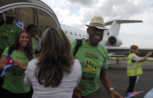Integrantes de la 22 Caravana de la Amistad Estados Unidos-Cuba (Pastores por la Paz), son recibidos a su llegada al aeropuerto internacional "José Martí", de La Habana. Foto: AIN/Omara García Mederos