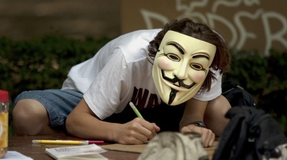 Una persona lleva la característica careta del grupo Anonymous. Foto: El País