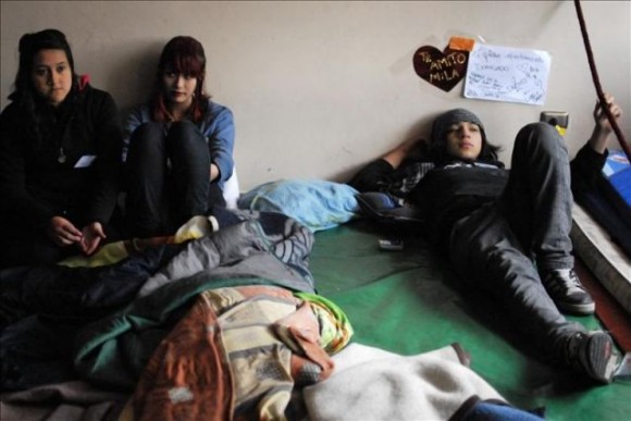 Fotografía tomada el pasado 4 de agosto en la que se registró a los alumnos chilenos de enseñanza secundaria del Liceo Darío Salas que adelantan una huelga de hambre. EFE/Archivo