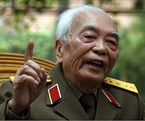 Vivió entre la lucha armada y la reflexión política, fue responsable de la defensa militar de Vietnam entre 1946 y 1976 –los años de la ocupación japonesa en Indochina, de la guerra anticolonialista contra Francia y de la invasión estadounidense.