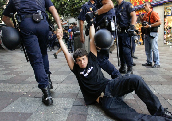 Un manifestante es arrastrado por la policía en Calle Montera, Madrid / CARLOS ROSILLO