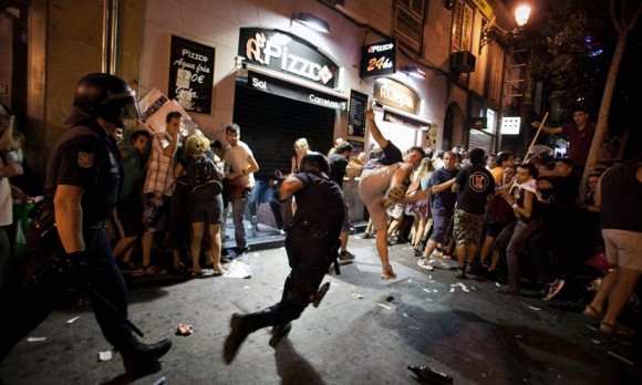 Enfrentamientos. Un policía y un manifestante se enfrentan en una calle cercana a la puerta del Sol el 18 de agosto de 2011. Foto: Arturo Rodríguez (AP)