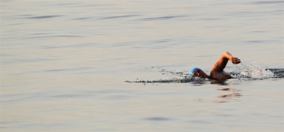 Diana Nyad nadando la primera milla de su larga aventura.  Foto:  Reuters