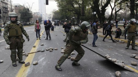 SANTIAGO DE CHILE. Los Carabineros retiran piedras de la calle (AP).