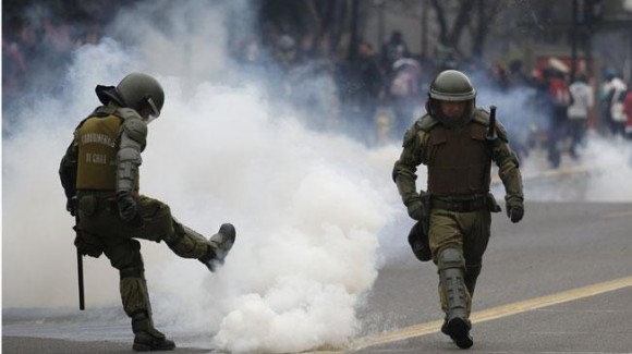 SANTIAGO DE CHILE. Los Carabineros en medio de la protesta estudiantil (AP).
