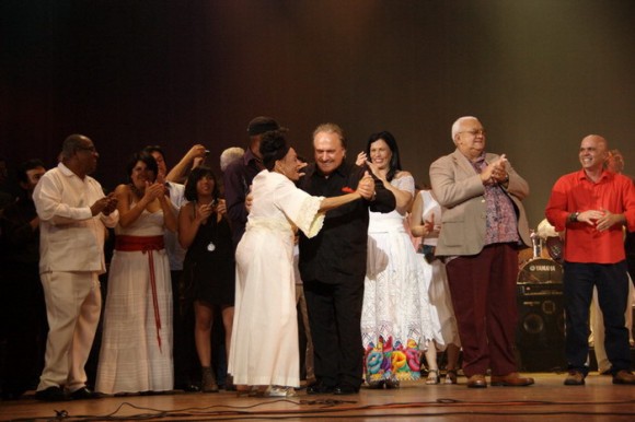 Omara Portuondo y Frank Fernánez, bailan en el escenario del Karl Marx. Serenata dedicada a Fidel por su 85 cumpleaños. Foto: Iván Soca