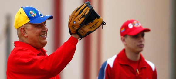Chávez hace deporte ante la prensa y asegura que el cáncer salió en operación