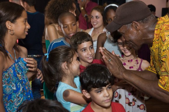 El destacado actor y activista social Danny Glover, junto a los niños de La Colmenita. Foto: Julio Alvite
