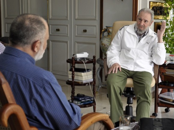 Fidel Castro (D) y Mario Silva, de VTV, el domingo 4 de septiembre de 2011. Foto: Estudios Revolución