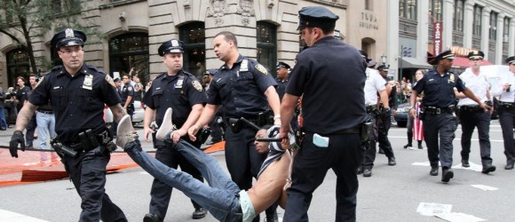 La policía arresta a uno de los participantes de la marcha organizada por el movimiento Occupy Wall Street por las calles de Manhattan. Foto: AP