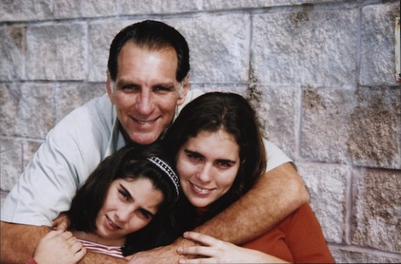 René González y sus hijas