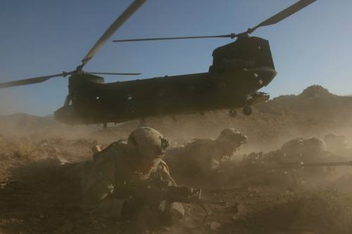 Un regimiento de infantería estadounidense asegura un área en la provincia de Helmand, en el sur de Afganistán, en imagen del 18 de junio de 2006. El 6 de agosto de este año los insurgentes derribaron un helicóptero Chinook, como el de la imagen, con saldo de 30 soldados muertos