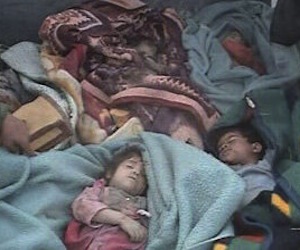 Esta foto fue tomado por un residente de Ishaqi el 15 de marzo de 2006. La policía iraquí dijo que eran los niños ejecutados por tropas de EE.UU. después de una redada. En la imagen se ven los cuerpos de los cinco niños envueltos en mantas y acostados en la camioneta que los llevaría al entierro. El sitio norteamericano McClatchy obtuvo la foto de un residente, que la tomó cuando ocurrieron los hechos. Foto: McClatchydc.com