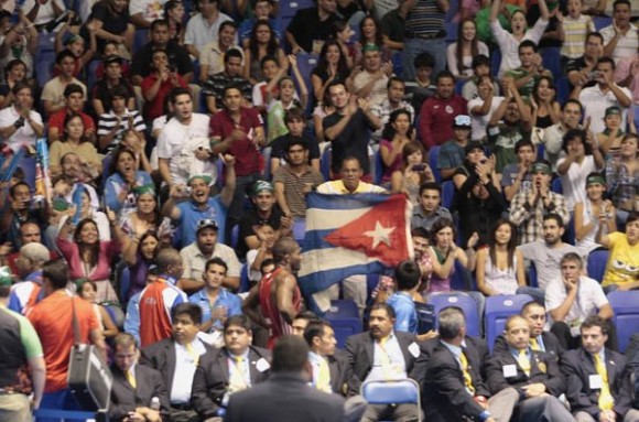 El público mexicano reprobó a los jueces que privaron del título a Humberto Arencibia y aplaudió la actuación del cubano. Foto: Ismael Francisco