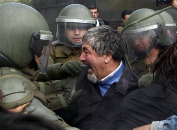 Carabineros reprimen a manifestantes. Foto: AP