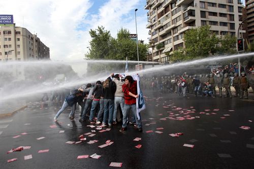 Carabineros reprimen a manifestantes.