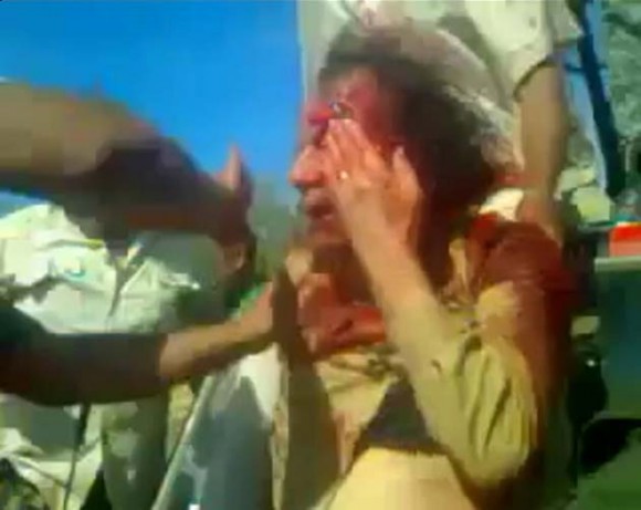Las imágenes son parte del video que muestra los últimos minutos de vida del exlíder libio, Muamar Gadafi, quien fue capturado por los rebeldes que le dieron muerte, el día de ayer.