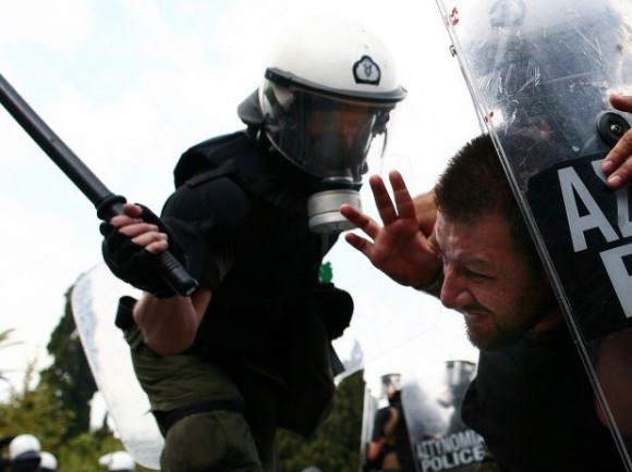 La policía reprime a manifestante en la plaza Sintagma de Atenas. Foto: FuturePress