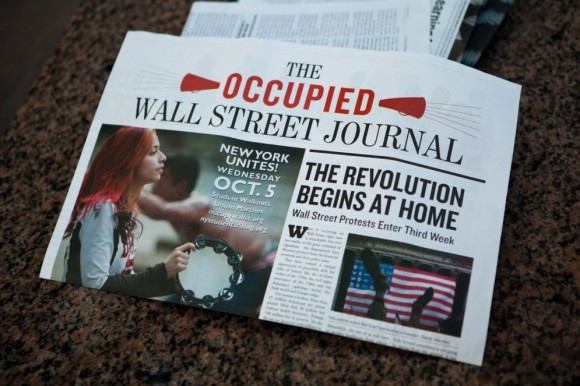 Periódico Una publicación del movimiento 'Ocupa Wall Street', en el suelo de la calle. JOHN MINCHILLO (AP)
