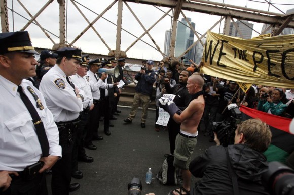 Encarados Policías de Nueva York intentan impedir el paso a los manifestantes del movimiento 'Ocupa Wall Street' en el puente de Brookly, el pasado 1 de octubre. JESSICA RINALDI (REUTERS)