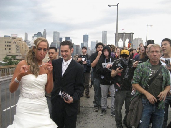 Los novios, en medio de la protesta. Dos recién casados intentan hacerse una foto mientras tiene lugar la protesta del movimiento de 'Ocupa Wall Streer' en el puente de Brooklyn del pasado 1 de octubre. DARYL LANG (AP)