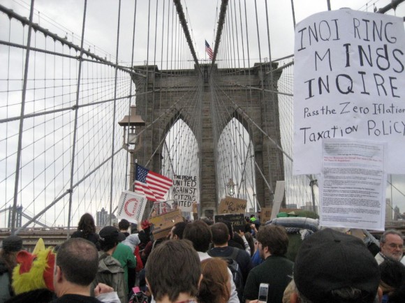 Ocupando el puente de Brooklyn El movimiento de 'Ocupa Wall Street', durante la protesta en el puente de Brooklyn el sábado 1 de octubre. DARYL LANG (AP)