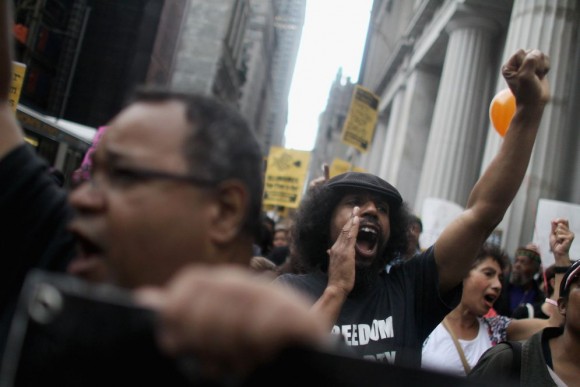 Wall Street Protest Continues In New York Un manifestante grita frente a la sede de la bolsa de Nueva York, mientras la protesta se dirige al puente de Brooklyn. MARIO TAMA (AFP)