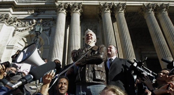 El fundador de WikiLeaks, Julian Assange, durante la manifestación de indignados en Londres. Foto: Reuters