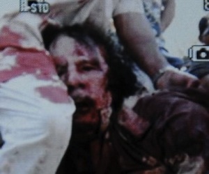 Gadafi linchado frente a una cámara