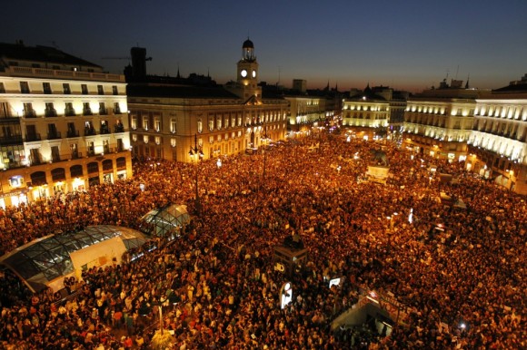 Aspecto de la Puerta del Sol de Madrid, pasadas las ocho de la tarde. Foto: El País