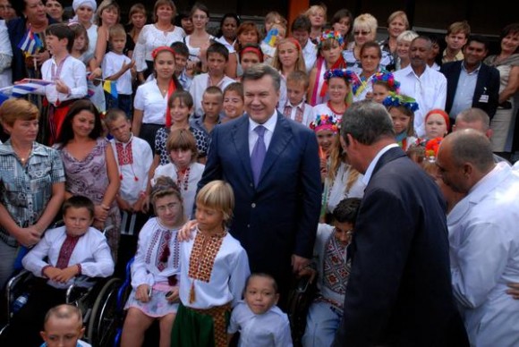 Visita de Viktor Feódorovich Yanukóvich (C), Presidente de Ucrania, al programa cubano de atención a los niños de Chernobil, ubicado en la ciudad de Tarará, La Habana, Cuba, el 22 de octubre de 2011. AIN FOTO/Sergio ABEL REYES 