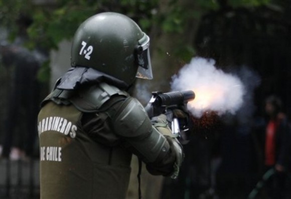 Carabineros disparan contra manifestanes. Foto: AP Photo/Roberto Candia