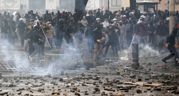 Cientos de jóvenes se enfrentan a la policía en Roma. Foto: Reuters