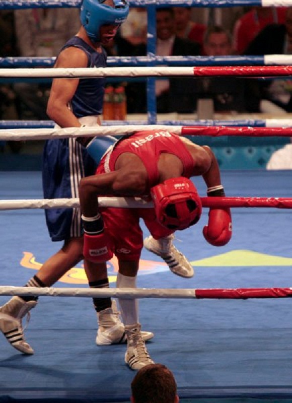 Roniel Iglesias azul gano la semifinal del boxeo en los 64 kg, su rival el Brasileño Everton Lopez casi sale entre las cuerdas Foto: Ismael Francisco