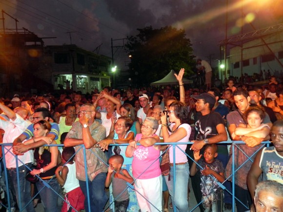 Miles de personas  corearon junto a Silvio sus  canciones y también las de Kelvis Ochoa. Foto. Marianela Dufflar