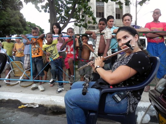 Niurka González momentos antes de iniciar el concierto hizo una demostración de su instrumento, a los niños del Canal. Foto: Marianela Dufflar