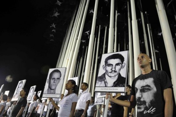 Vigilia en reclamo por las victimas del terrorismo de estado, en el Monte de las Banderas de la Tribuna Antimperialista, en La Habana, Cuba, el 5 de octubre de 2011. AIN FOTO/Abel ERNESTO/