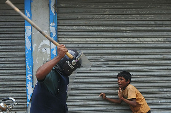 Junio de 2010.Varios niños son agredidos por la policía durante las protestas de 15.000 trabajadores textiles en Dhaka, la capital de Bangladesh